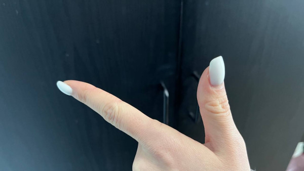 Чешется указательный палец: приметы и суеверия