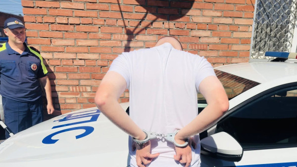 Пассажир такси в Самарской области выбросил наркотики при полицейских