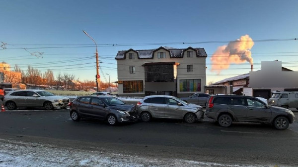 В Самаре «паровозик» из 4 машин собрался на ул. Тухачевского