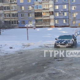 В Самаре машины вмерзли в лед из-за коммунальной аварии на Шверника