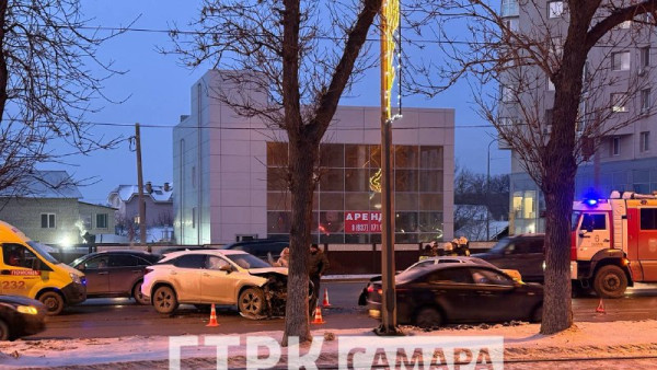 Водитель на «Гранте» устроил массовое ДТП на Ново-Садовой в Самаре