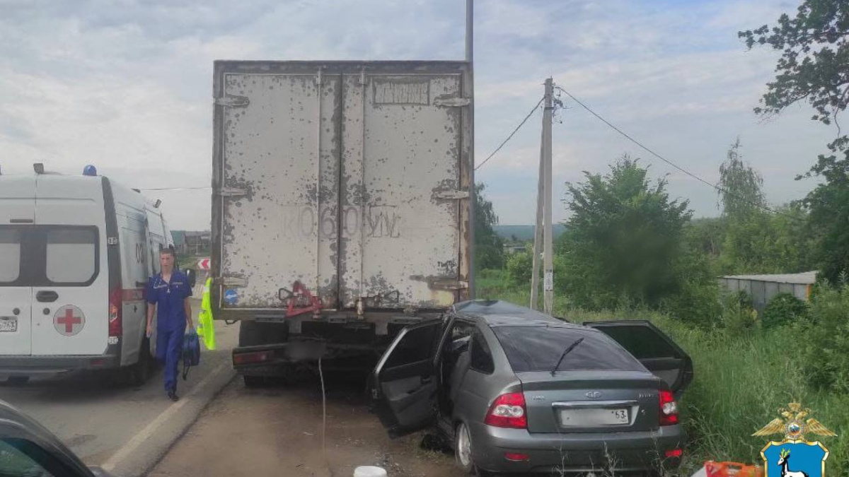 В Самарской области водителя LADA раздавило насмерть в ДТП с KAMAZ –  Новости Самары и Самарской области – ГТРК Самара