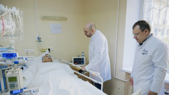 Губернатор Самарской области навестил пострадавшего при атаке БПЛА 