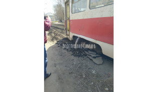 Трамвай сошёл с рельсов на улице Советской в Самаре 5 апреля