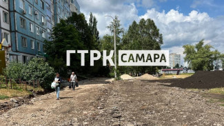 С риском для жизни: в Самаре идет ремонт тротуаров на ул. Димитрова