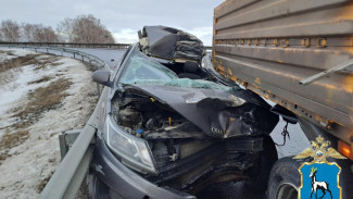 В Красноярском районе легковушка въехала под кузов грузовика: водитель погиб