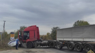 В Тольятти грузовик взял на таран патрульную машину ДПС 