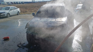 Под Самарой в Южном городе загорелся автомобиль