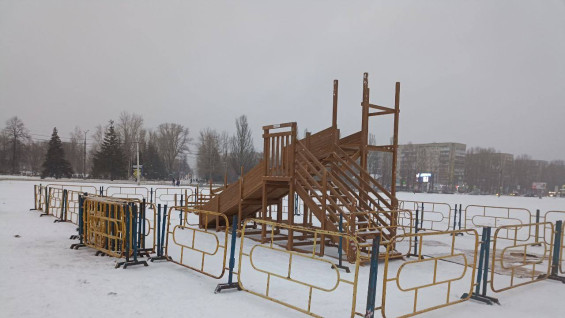 На Центральной площади в Тольятти установили новую горку и ледовый каток 