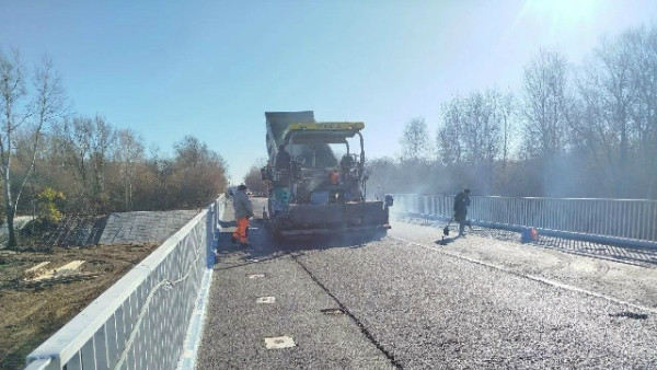 Под Самарой завершили укладку асфальта на мосту через реку Сок