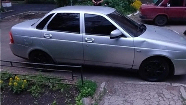 В Самаре водитель Lada Priora сбил двоих пешеходов и сбежал с места ДТП