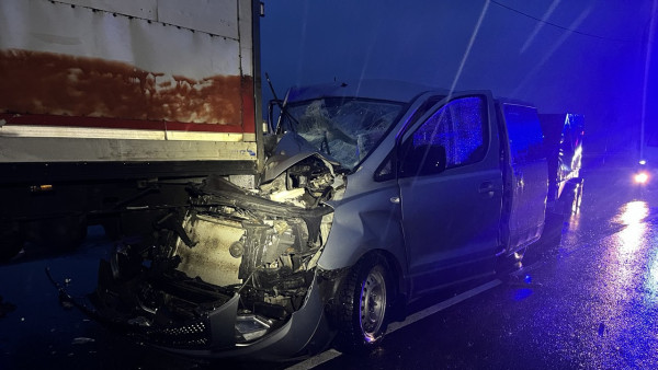 На трассе под Самарой минивэн Hyundai Starex влетел под фуру