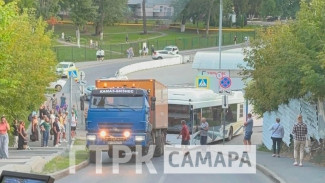 В Самаре на 5-й просеке автобус перегородил дорогу 12 августа