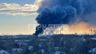 В Самаре горят торговые ряды на Кировском рынке, слышны взрывы пиротехники