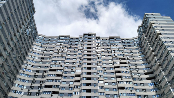 Под Самарой девушка выпала из окна 14-го этажа ночью 30 марта