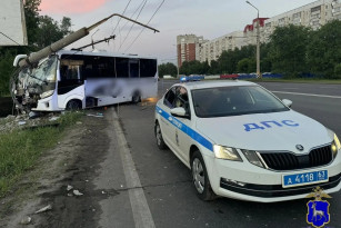 Появились кадры с места ДТП с разбившимся об столб автобусом под Самарой