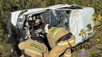 NIVA перевернулась, Renault сгорел: подробности и кадры ДТП на трассе под Самарой