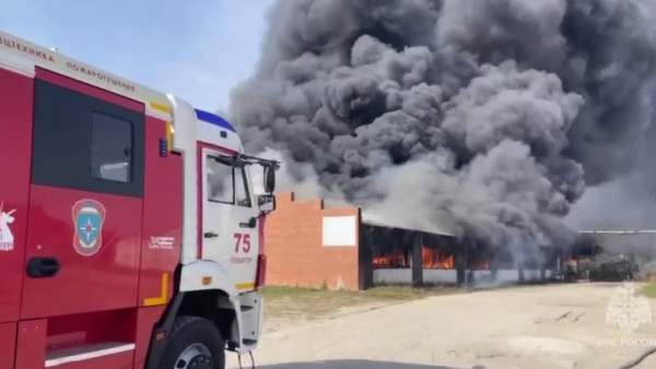 Появились новые кадры гигантского пожара на лакокрасочном складе в Самарской области