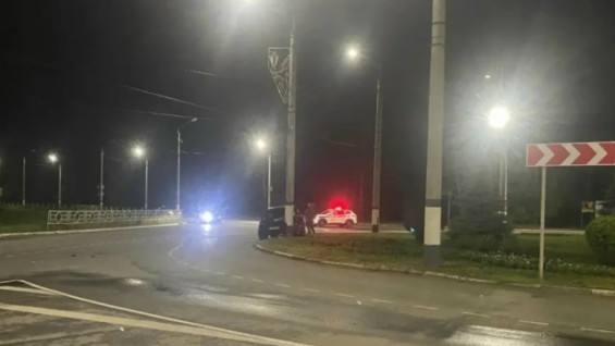 В Сызрани пьяная женщина на BMW X3 врезалась в столб