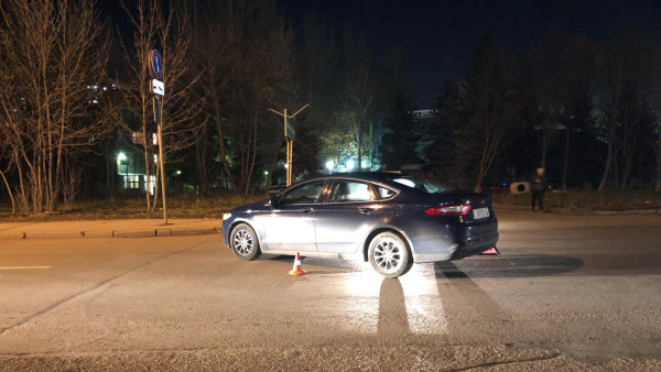 В Самаре машина сбила мужчину с ребенком на руках