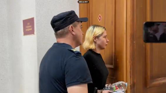 Екатерина Тархова явилась в суд с новой прической 8 сентября