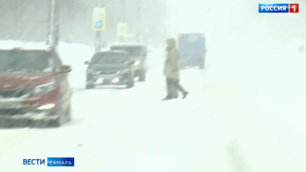 Губернатор Дмитрий Азаров поручил мобилизовать все ресурсы для расчистки снега