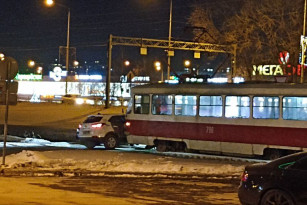 В Самаре на улице Ново-Садовая трамвай въехал в иномарку вечером 18 января 