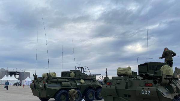 В Самаре у крупного торгового центра выставили бронетранспортёры БТР-80