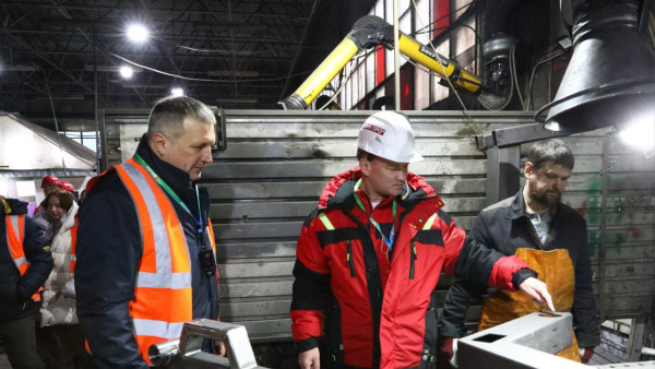 Мэр Самары посетил предприятие по производству оборудования для детских площадок 