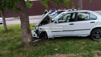 Пьяный водитель в Самаре влетел на скорости в детскую площадку