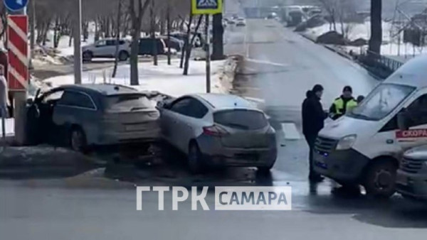 В Самаре на пересечении Солнечной и Ново-Вокзальной произошло ДТП: есть пострадавшие