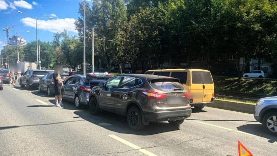 Четыре иномарки столкнулись на Ново-Садовой в Самаре 5 августа