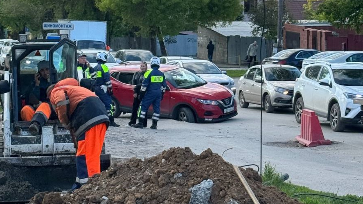 В Самаре провалилась под землю машина с детьми – Новости Самары и Самарской  области – ГТРК Самара