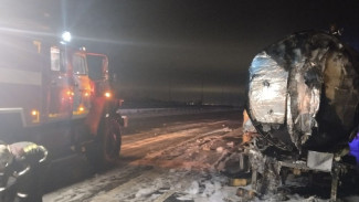 На трассе «Обход Самары» в массовом ДТП с четырьмя грузовиками вспыхнула фура