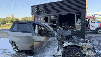 В Тольятти на улице Спортивной сгорели BMW и автокофейня