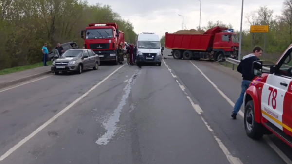 Под Самарой разбились 6 легковушек  и 2 многотонных грузовика в массовом ДТП