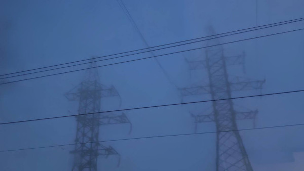 Упавший провод ЛЭП прожег капот автомобиля в Самаре