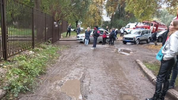 «У него автомат!»: появилось видео задержания мужчины у школы в Самарской области