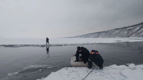 В Самарской области спасли рыбаков из ледовой ловушки