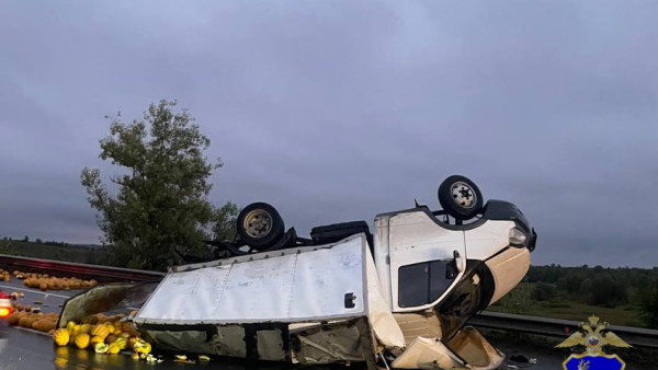 Под Самарой на трассе М-5 нефтевоз столкнулся с ВАЗ 2110 и перевернулась ГАЗель