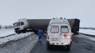 На трассе под Самарой столкнулись два грузовика