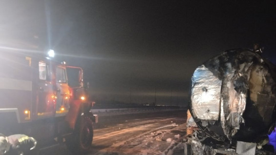 На трассе «Обход Самары» в массовом ДТП с четырьмя грузовиками вспыхнула фура