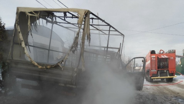 В Самарской области прямо на дороге дотла выгорела Газель