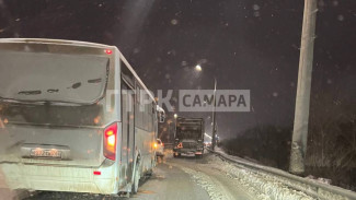 Сотни машин застряли в многокилометровой пробке на Южном мосту в Самаре