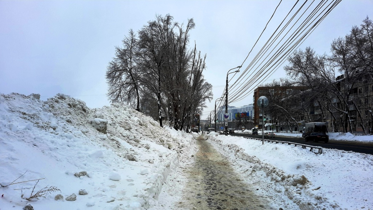 Под самара. Выпал снег. Метель в городе. Сильный снегопад в городе. Февраль в городе.