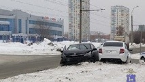 Два человека пострадали в столкновении Lada и Kia в Тольятти