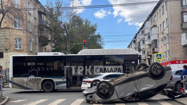 В Самаре Lada Vesta перевернулась на пешеходном переходе 