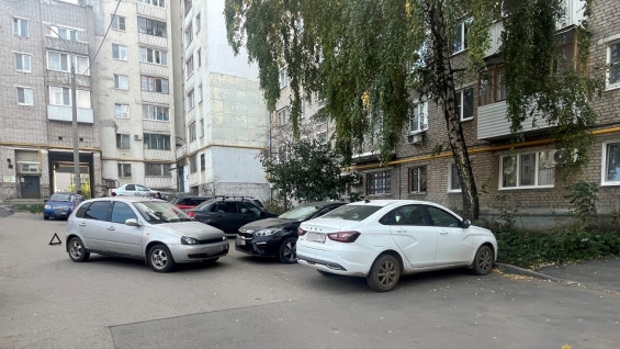 Самарчанка не поставила свою машину на ручник и сразу же за это поплатилась