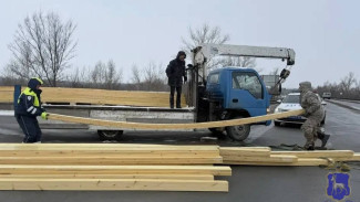 В Самарской области у грузового автомобиля на ходу выпали строительные доски