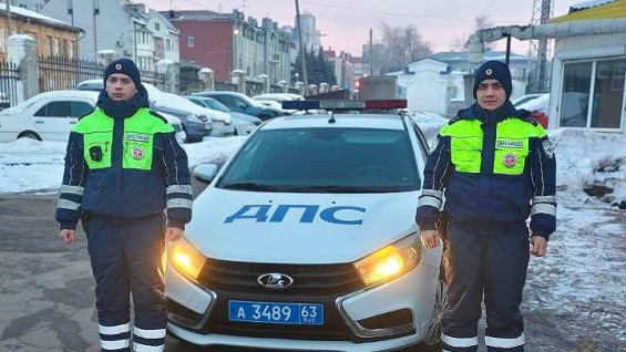 Самарские полицейские спасли жизнь мужчине с гипертоническим кризом на дороге